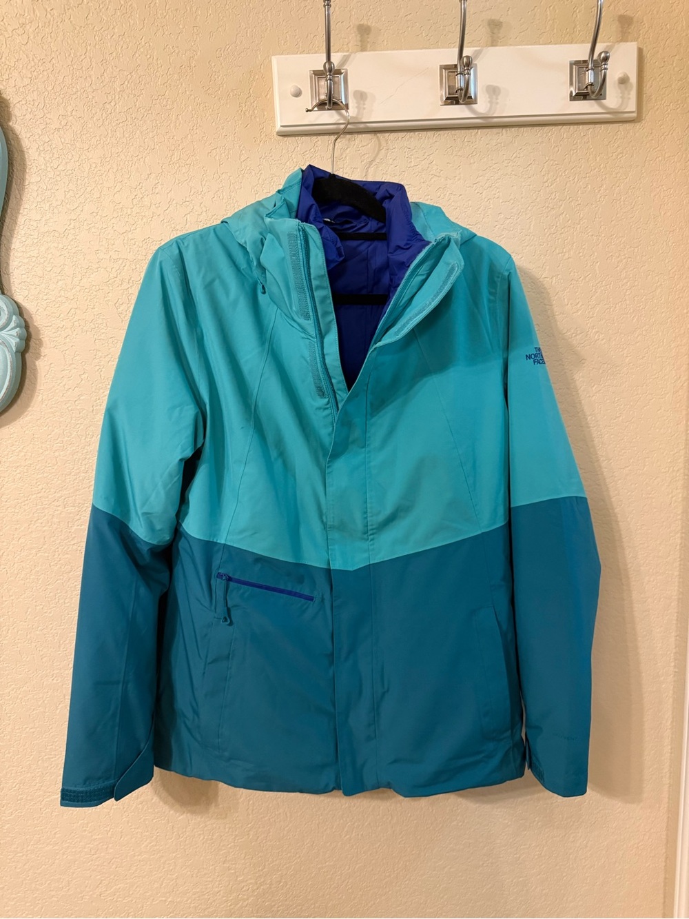 The North Face Women's Teal & Turquoise Colorblock Ski Jacket
